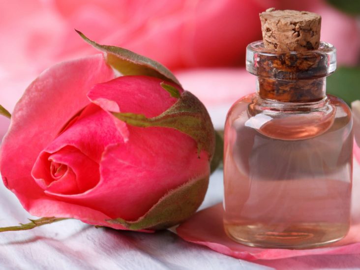 آشنایی با خواص درمانی گلاب در طب سنتی